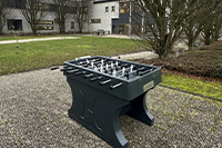 Photographie d'un babyfoot installé dans les espaces extérieurs de l'IUT