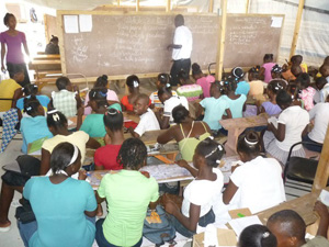 Photographie d'une classe en Haïti
