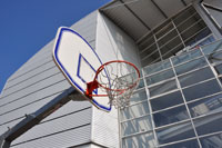 Panier de basket mobile devant le bâtiment B